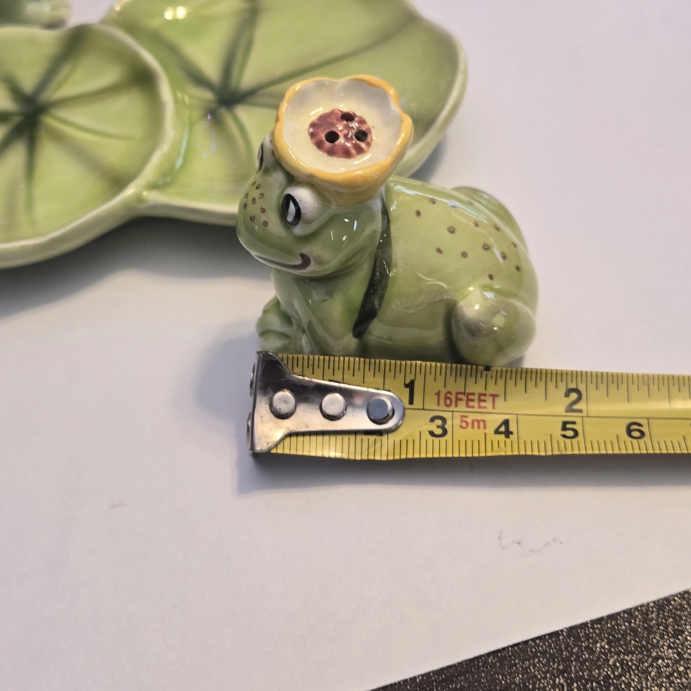 Vintage Frog Salt and Pepper Shakers. - Picture 6 of 12